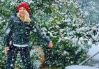 Η Μενεγάκη ξετρελάθηκε από τη χαρά της που χιονίζει στην Αθήνα [εικόνες] - Κεντρική Εικόνα